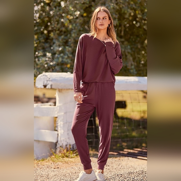 NWT!! Women's Wine Red Long Sleeve Crewneck Top with Pants Sweatsuit/Tracksuit - Picture 6 of 10